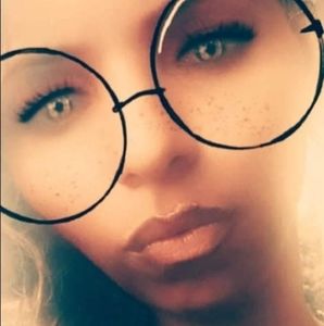 Meet your Posher, Simone